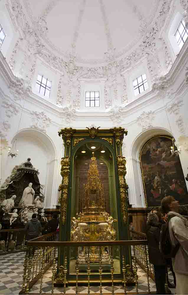 Córdoba 081 - Mezquita Catedral - interior - capilla de santa Teresa y Tesoro.jpg